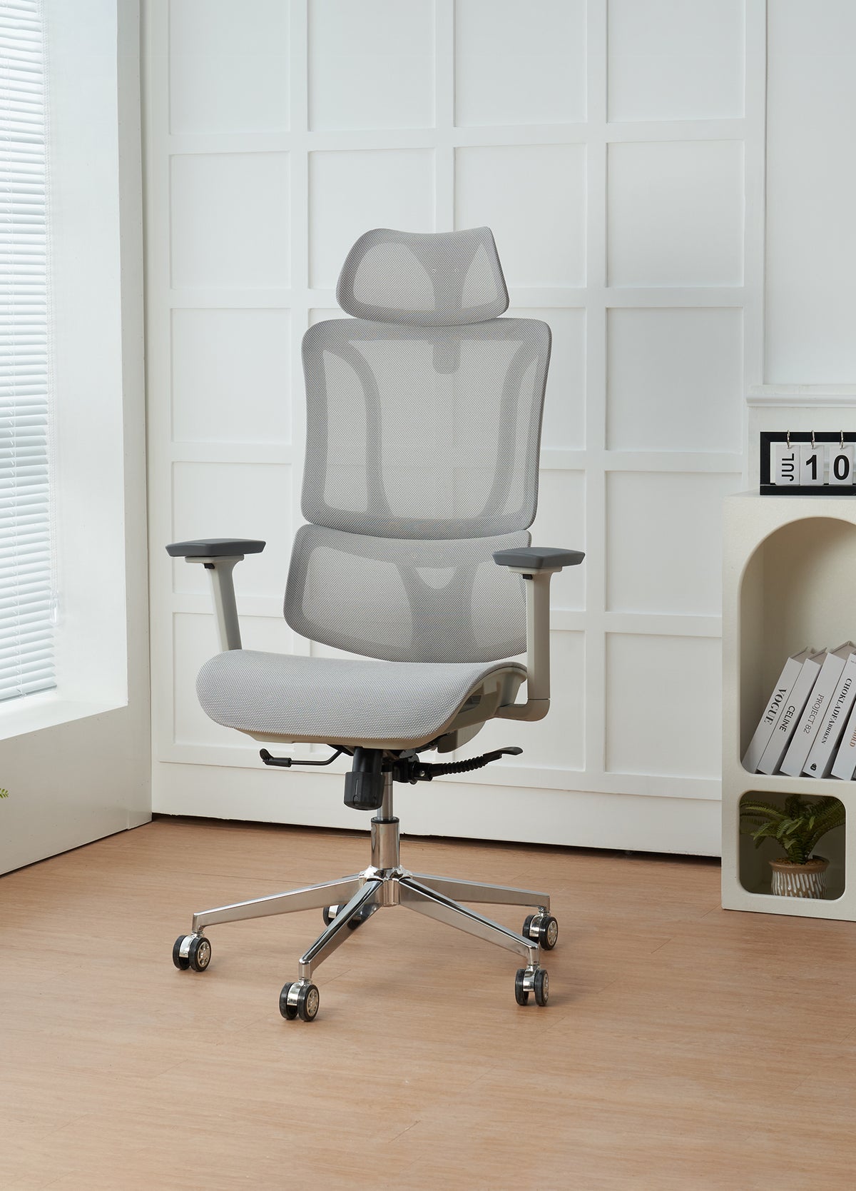 Sedia Da Ufficio Elegante Poltrona Direzionale Ergonomica Design Moderno Colore Nero Rivestimento Ecopelle Base Cromata Ruote Silenzione Seduta Scrivania Sala Riunioni Schienale Alto