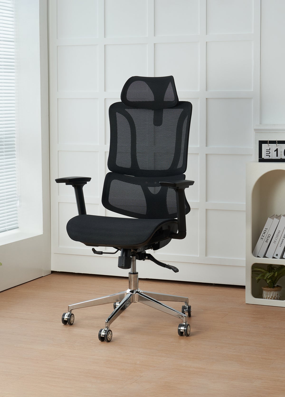 Sedia Da Ufficio Elegante Poltrona Direzionale Ergonomica Design Moderno Colore Nero Rivestimento Ecopelle Base Cromata Ruote Silenzione Seduta Scrivania Sala Riunioni Schienale Alto
